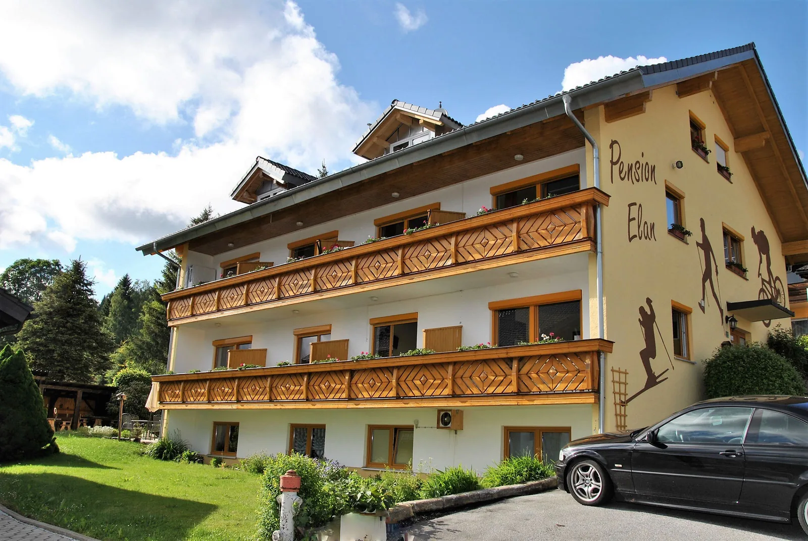 Pension Arberland im Sommer, Balkone mit Blumen und Garten