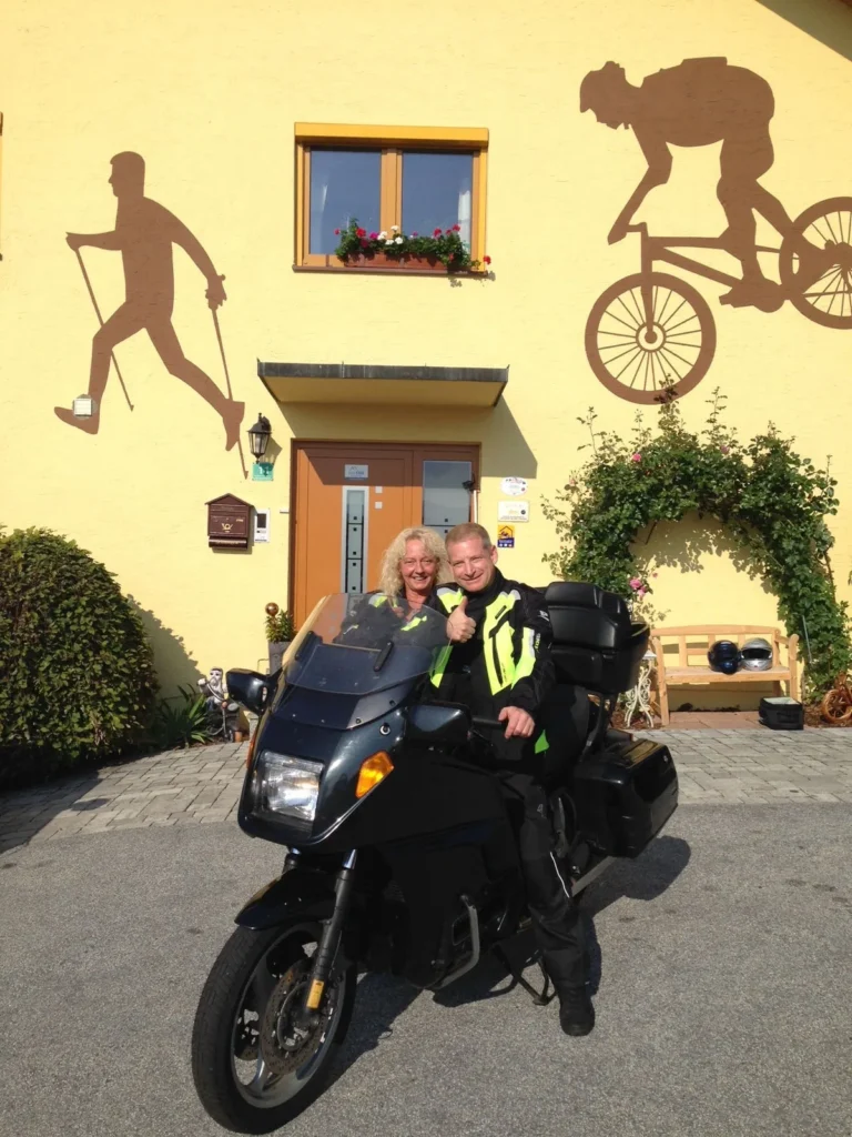 Gäste auf dem Motorrad vor dem Haus