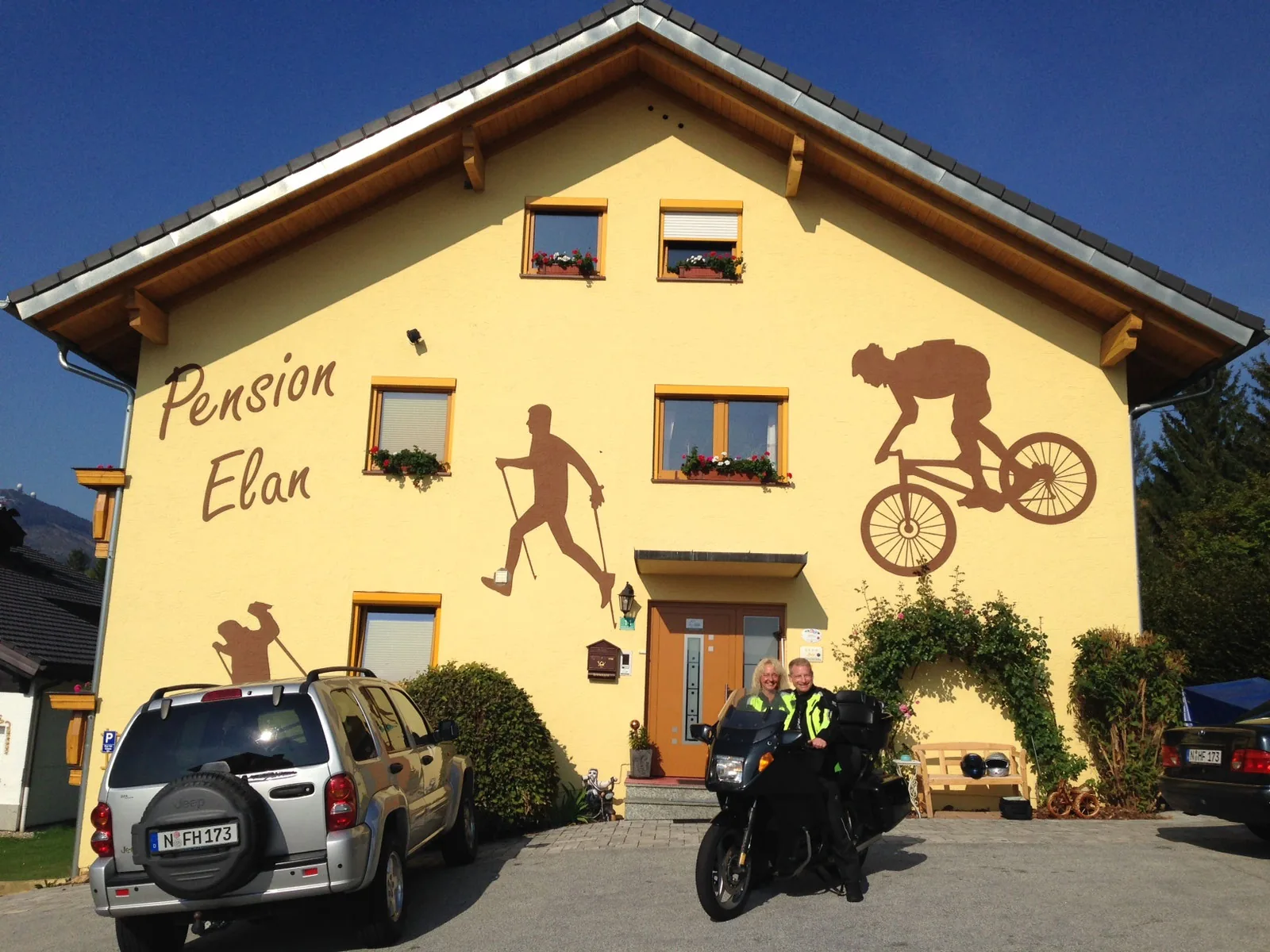 Einfahrt und Stellplätze vor der Pension