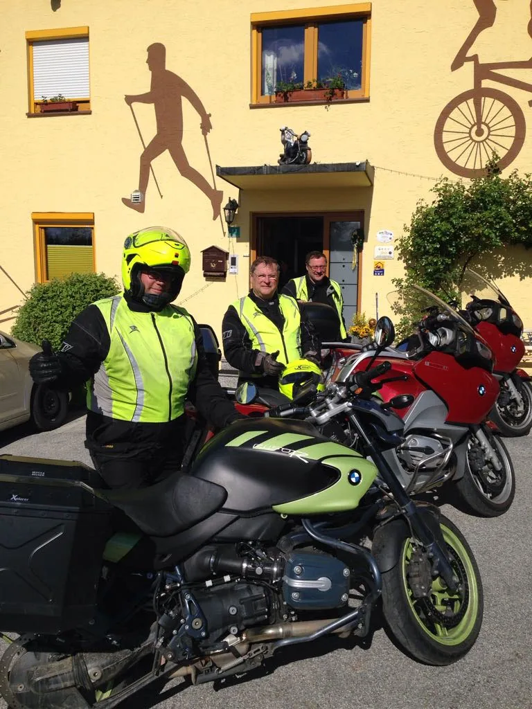 Drei Motorradfahrer starten in den Tag