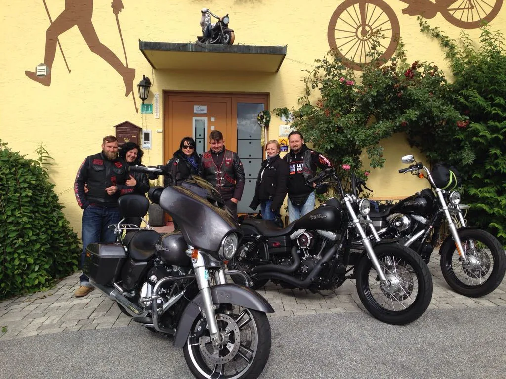 Motorradgruppe vor dem Haus