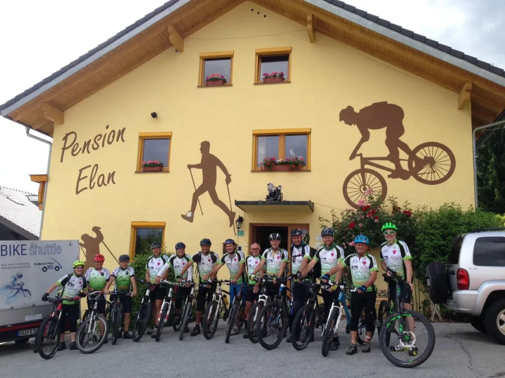Bikegruppe mit Shuttle-Anhänger