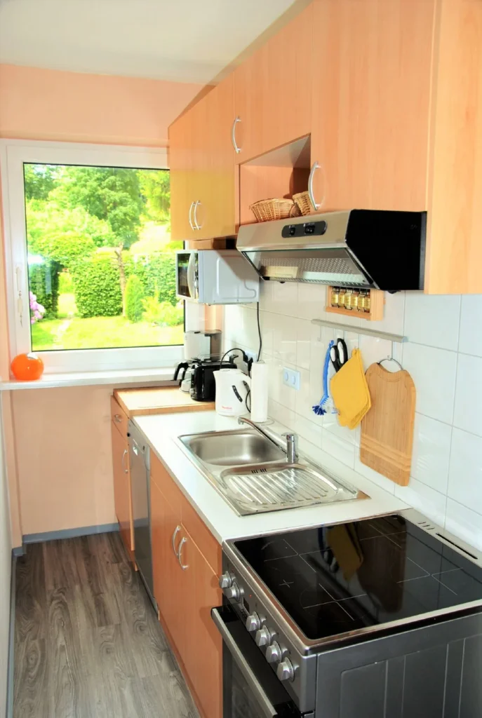 Küche der Ferienwohnung mit Blick in den Garten