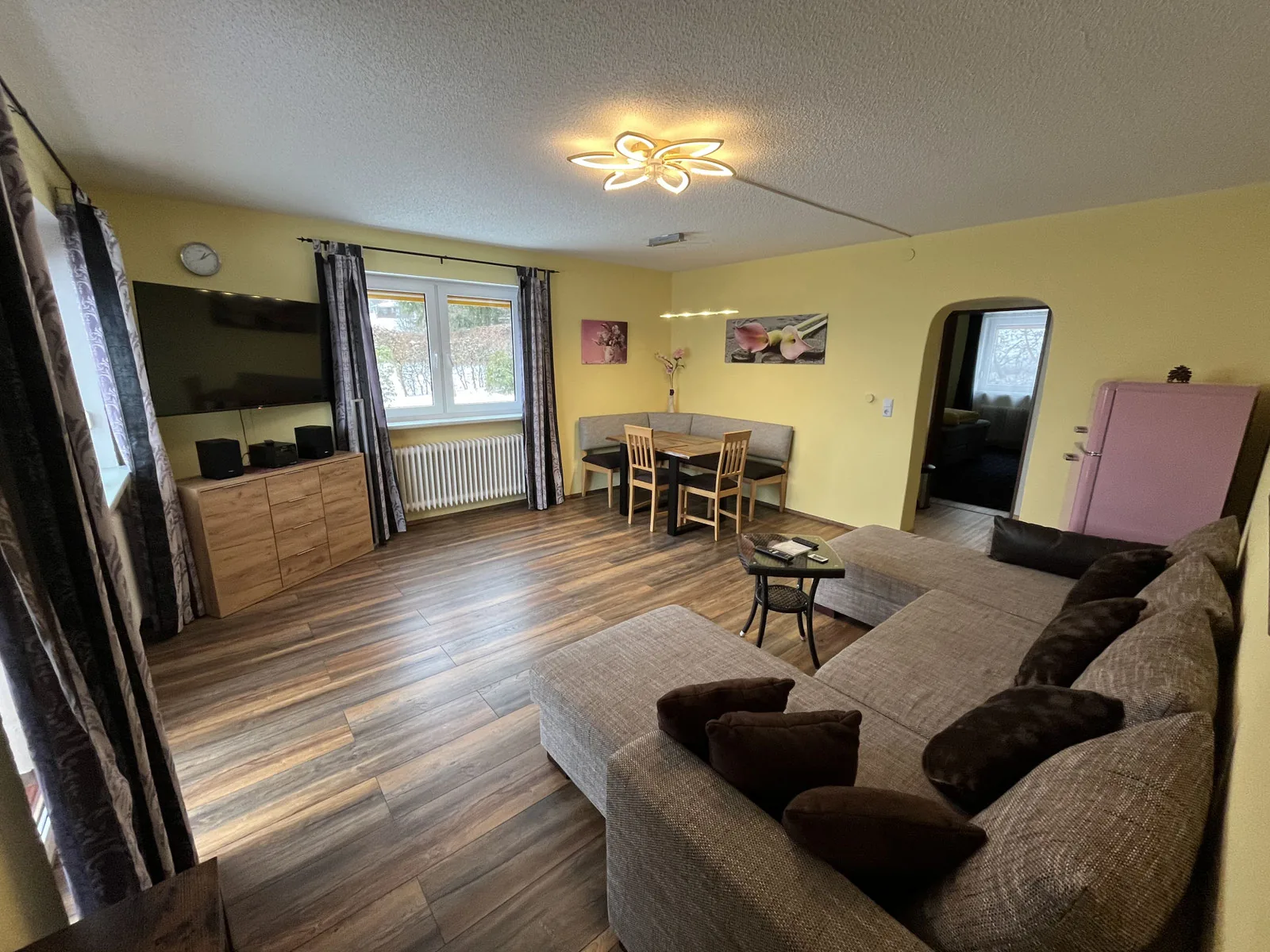Wohnzimmer der Ferienwohnung mit Couch und Esstisch
