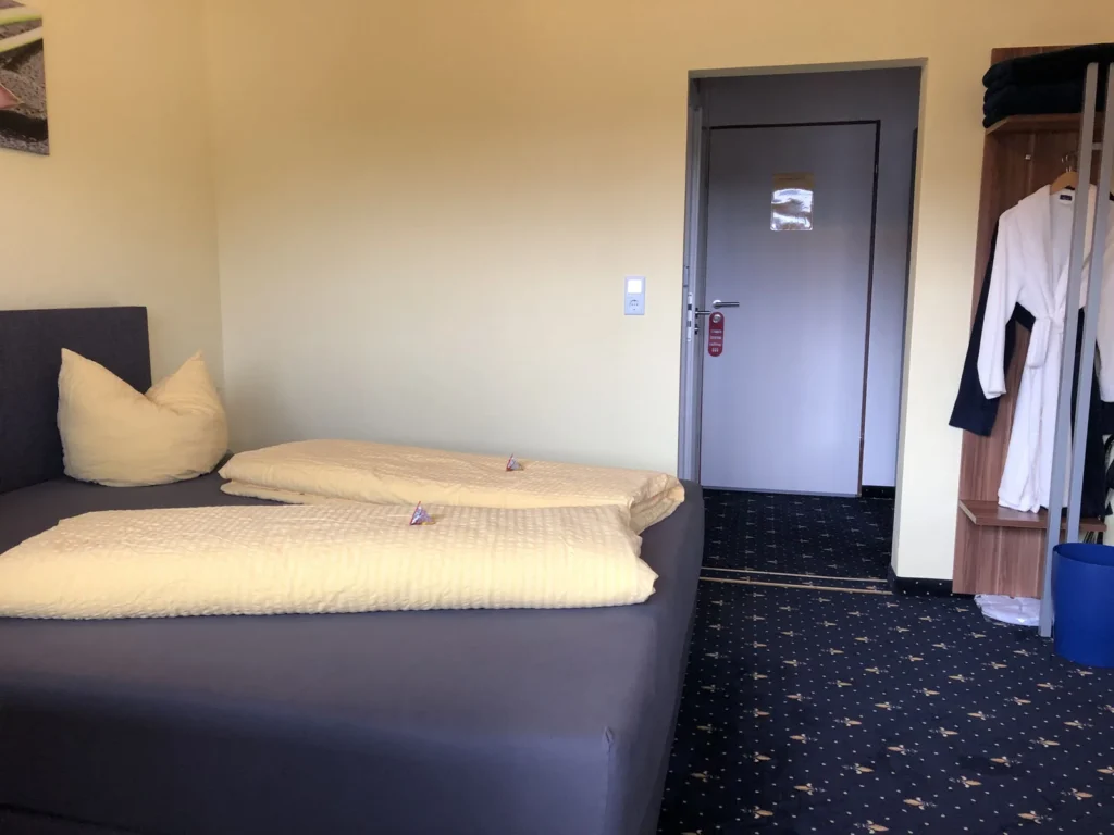 Doppelzimmer mit Bademänteln und Schreibtisch