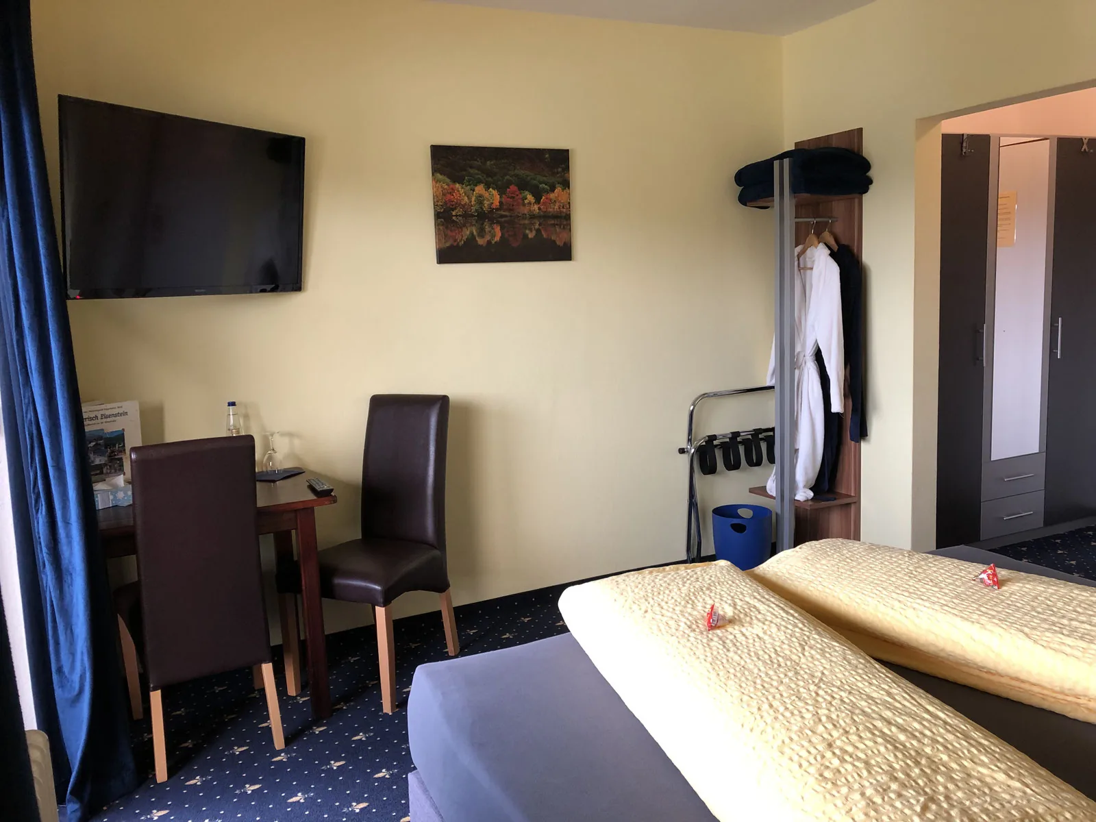 Doppelzimmer mit TV, Schreibtisch und Garderobe