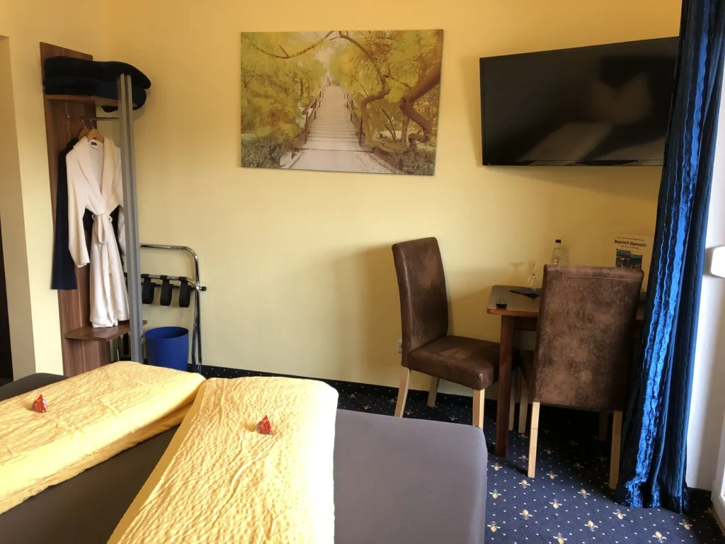 Zimmer mit TV und Sitzecke