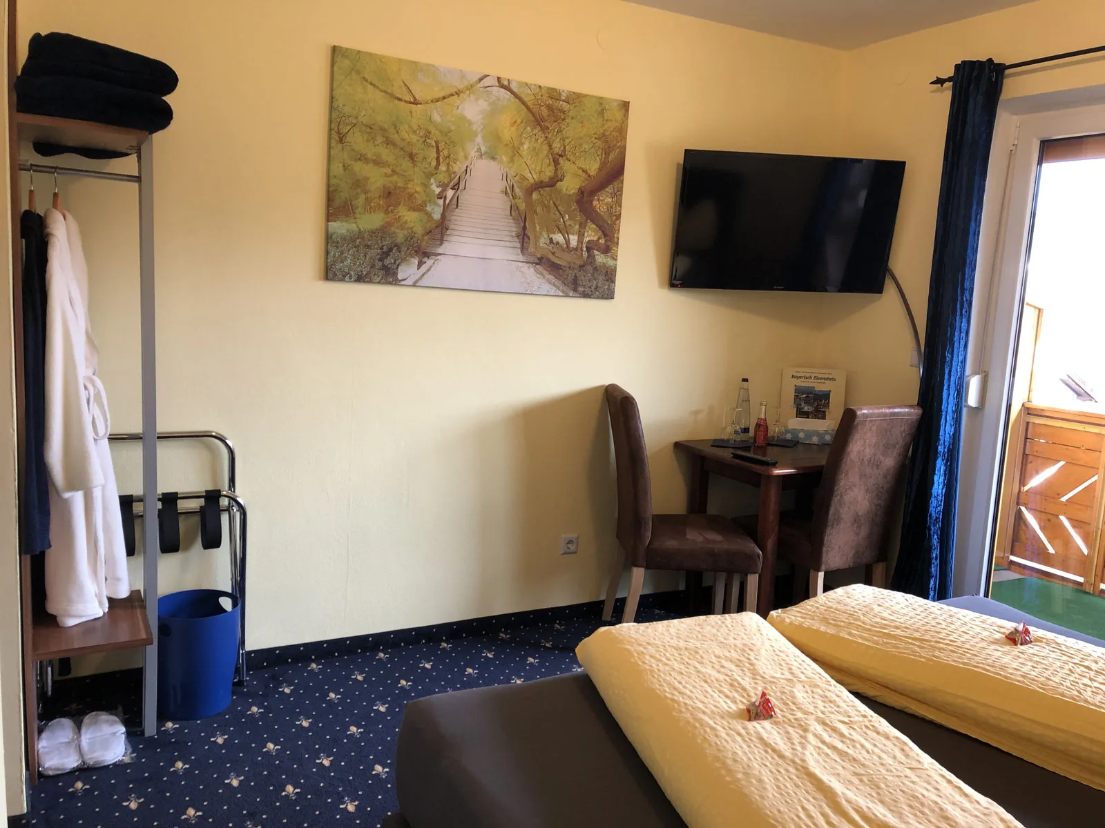 Zimmer mit Balkontür und Holzbalkon