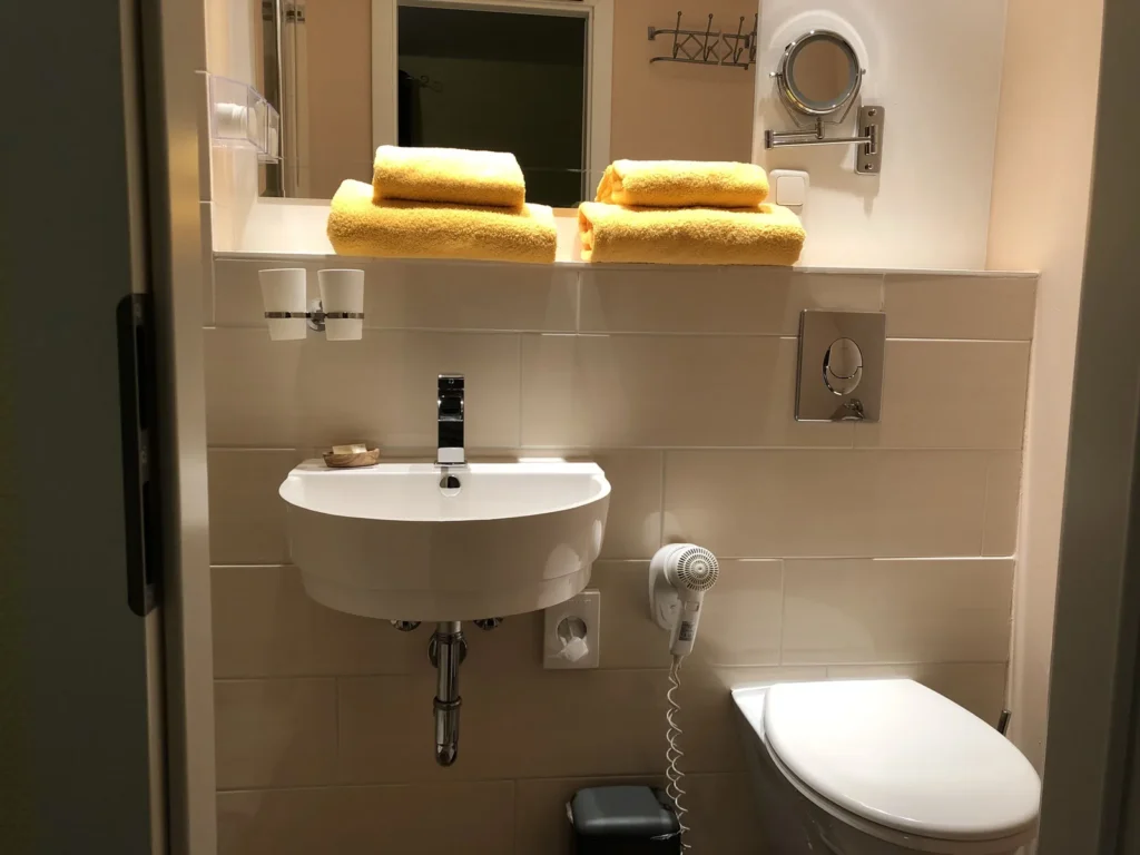 Waschbecken mit gelben Handtüchern