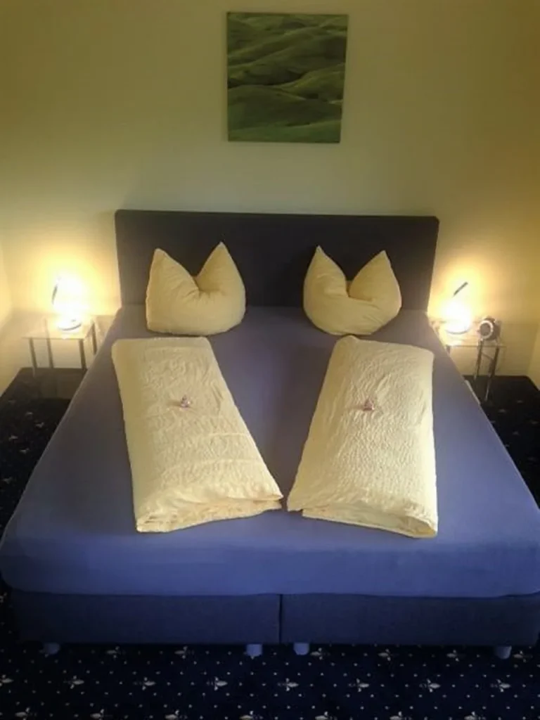 Doppelbett mit Nachttischlampen